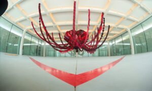 Joana Vasconcelos irrumpe en la Central Artística de Bueño con 'LSD'