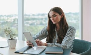 El 53% de la plantilla de la banca española la conforman mujeres