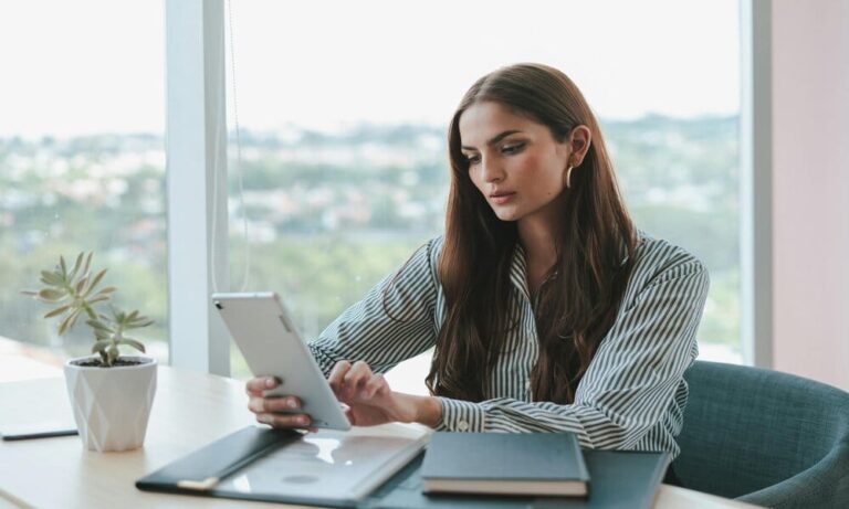 El 53% de la plantilla de la banca española la conforman mujeres