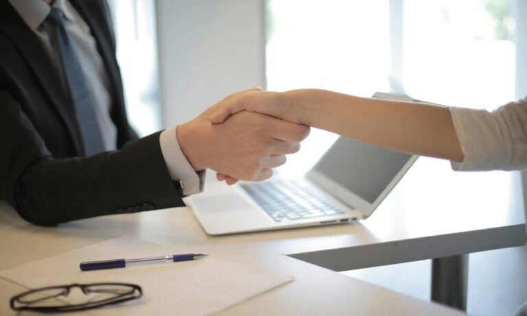 ¿Por qué las empresas de España priorizan la contratación sobre la inversión?