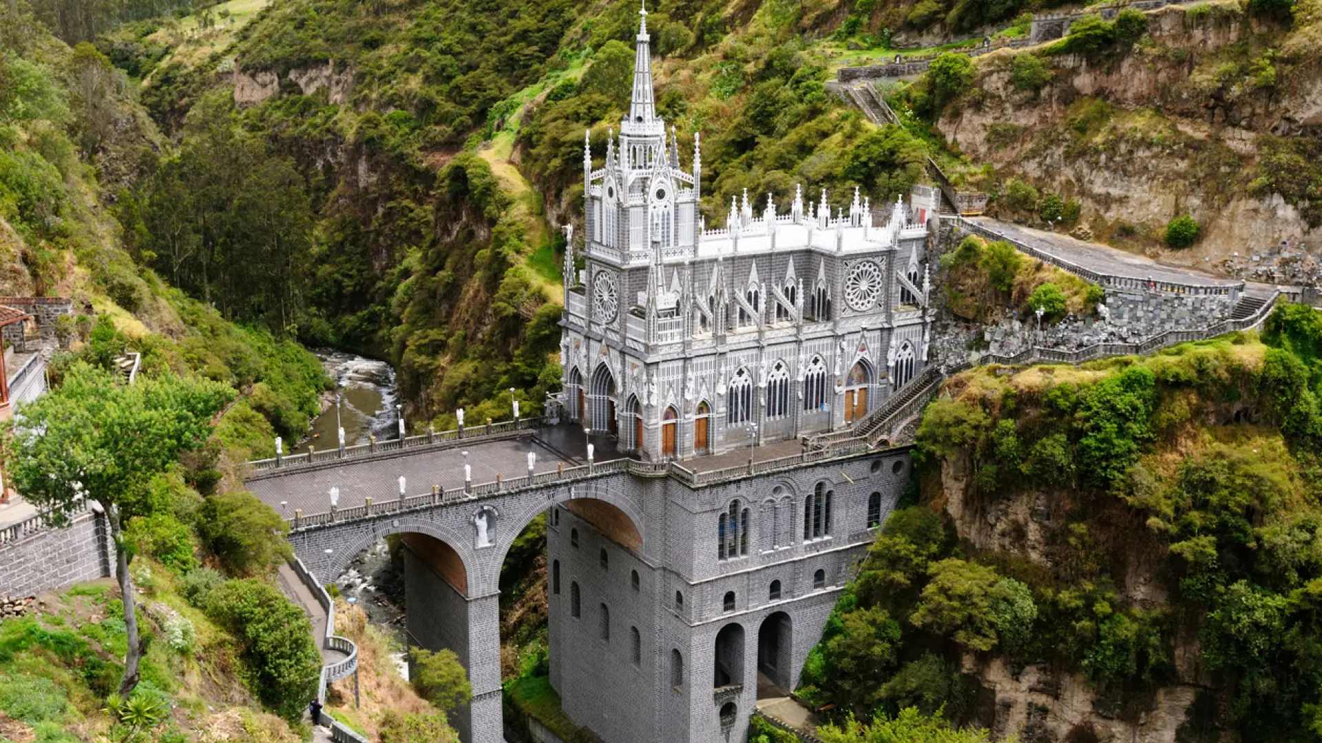 Arquitecturas místicas para disfrutar en el verano 9 Santuario de Las Lajas (Colombia)
