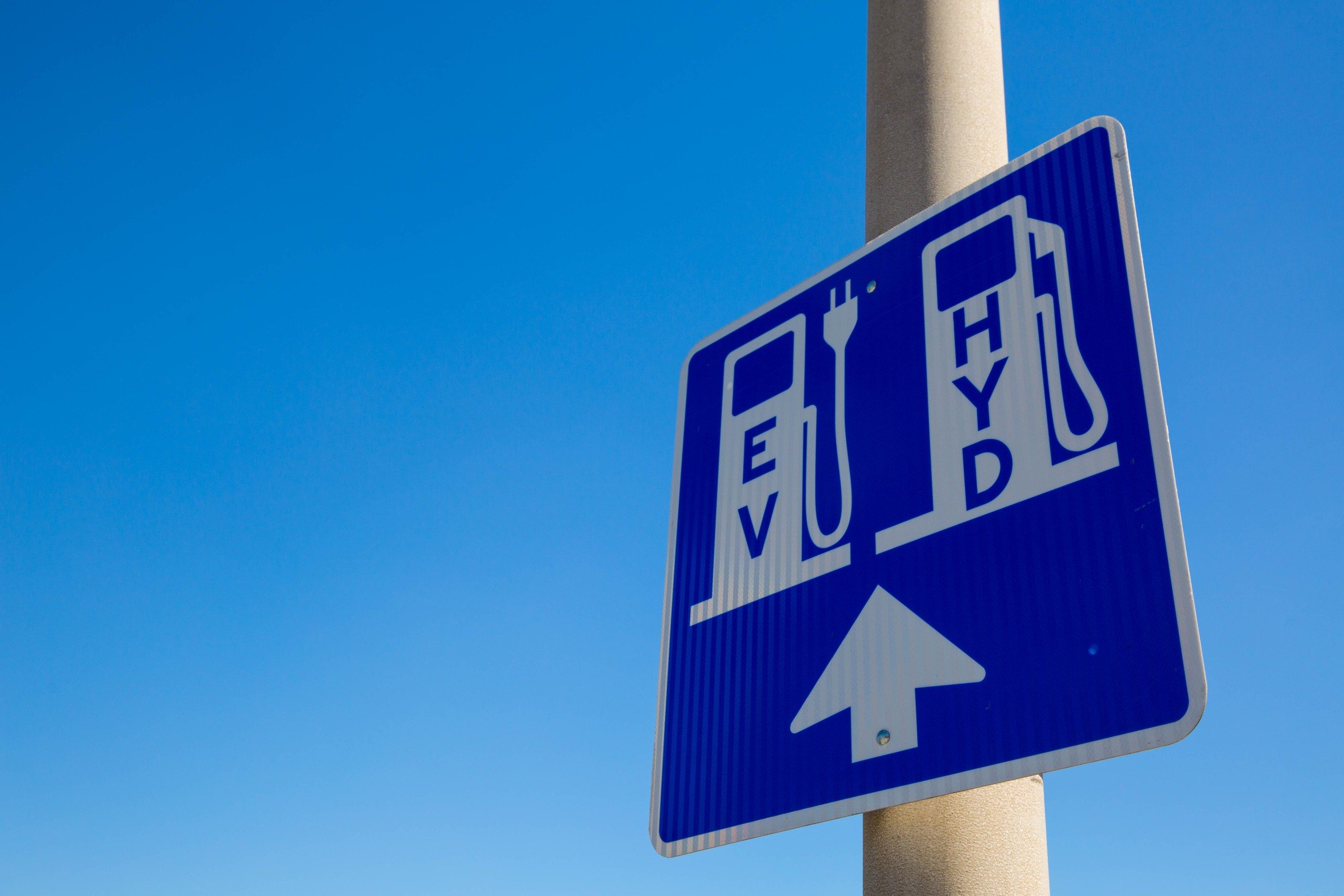 España posterga la prohibición de coches de diésel y gasolina 2 Carga de coches eléctricos y con pila de hidrógeno