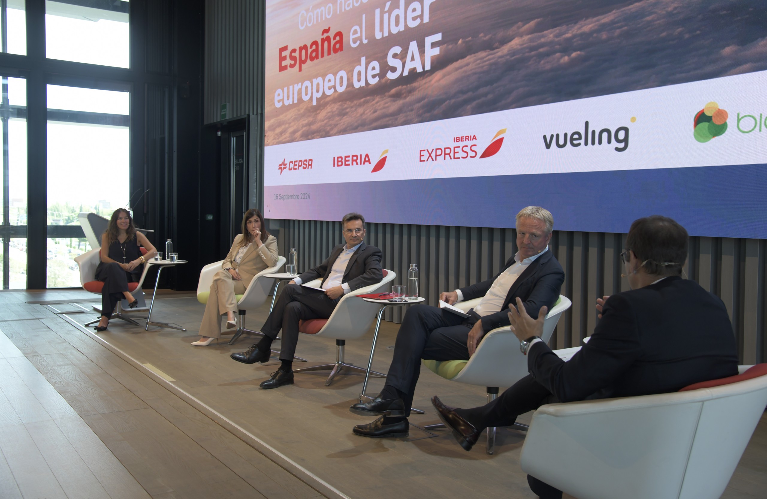Iberia, Vueling y Cepsa ensalzan al SAF: "Puede crear 270.000 empleos" 1 Mesa redonda sobre el combustible sostenible para la aviación: Iberia.