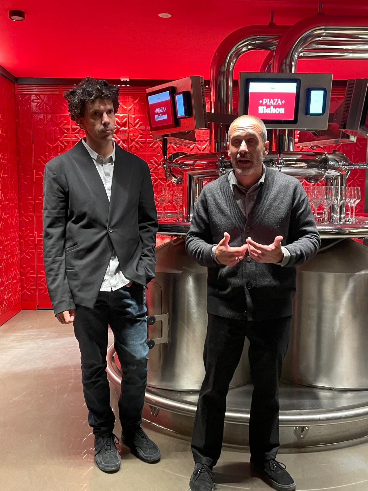 Plaza Mahou: cerveza, fútbol y Madrid unidos en una experiencia única en el Bernabéu 1 Carmelo Zappulla, director de External Reference, y Eduardo Díaz, director de Hospitality, Venues y Eventos comerciales en Mahou San Miguel