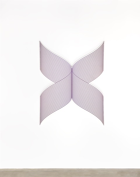 Un ejemplo de sus “shaped canvas”: Philippe Decrauzat, X wave, Blink, 2023, Acrilico sobre lienzo, 146 x 111 cm, Copyright Philippe Decrauzat. 