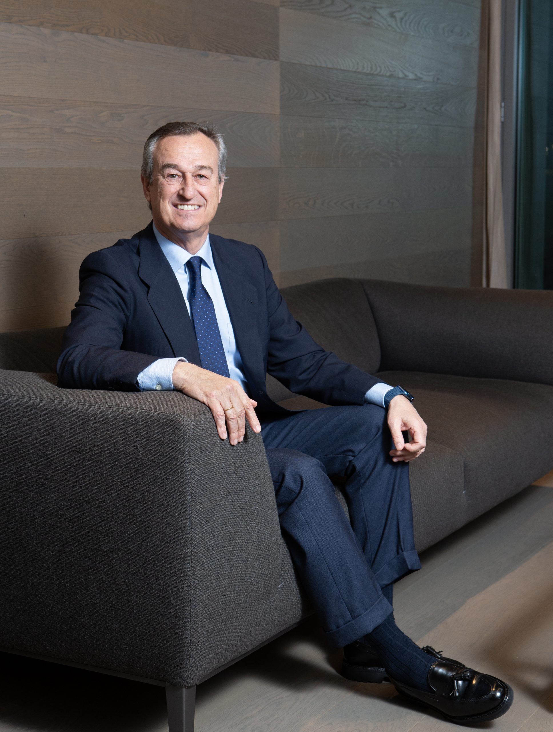 Sabadell aprueba la renovación de González-Bueno 1 César González-Bueno