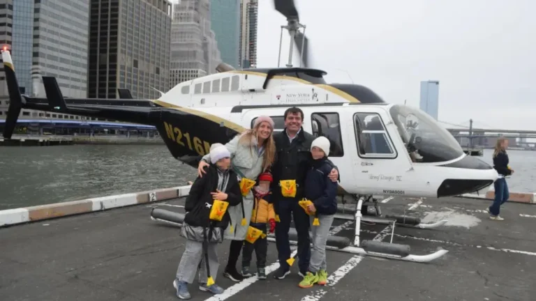 Agustín Escobar junto a su familia