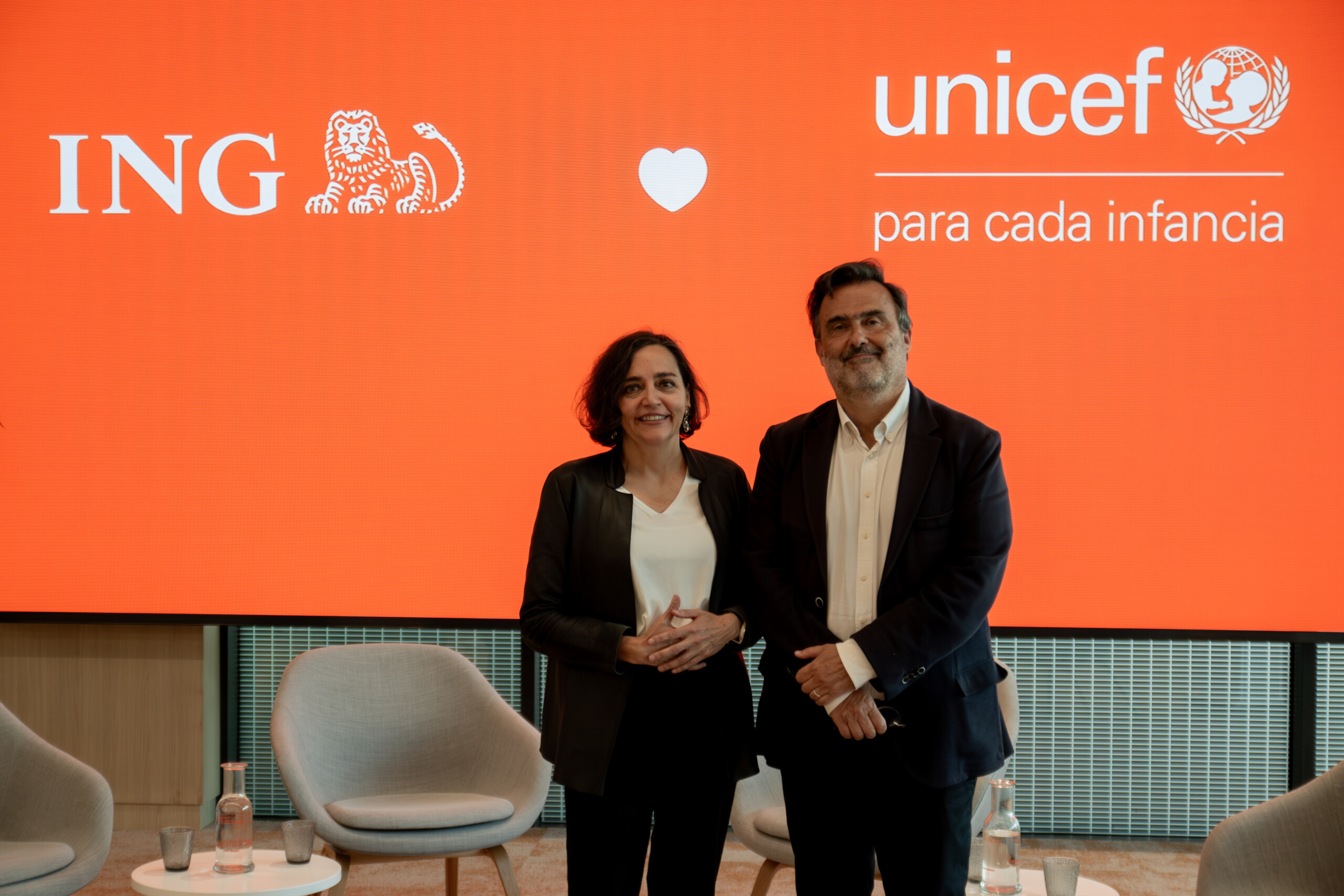 El director ejecutivo de UNICEF España, José María Vera, y Almudena Román, directora general de Nuevo Negocio y Sostenibilidad de ING España, en el acto de conmemoración del veinte aniversario de la alianza entre ambas organizaciones