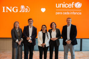Los representantes de UNICEF España e ING España junto con la directora general del Instituto de la Juventud de España , Margarita Guerrero Calderón.