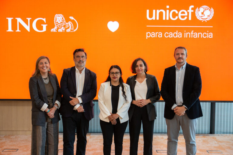Los representantes de UNICEF España e ING España junto con la directora general del Instituto de la Juventud de España , Margarita Guerrero Calderón.