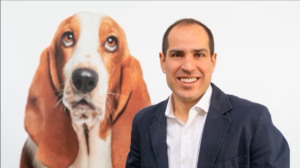 El presidente y CEO de Rastreator, Víctor López