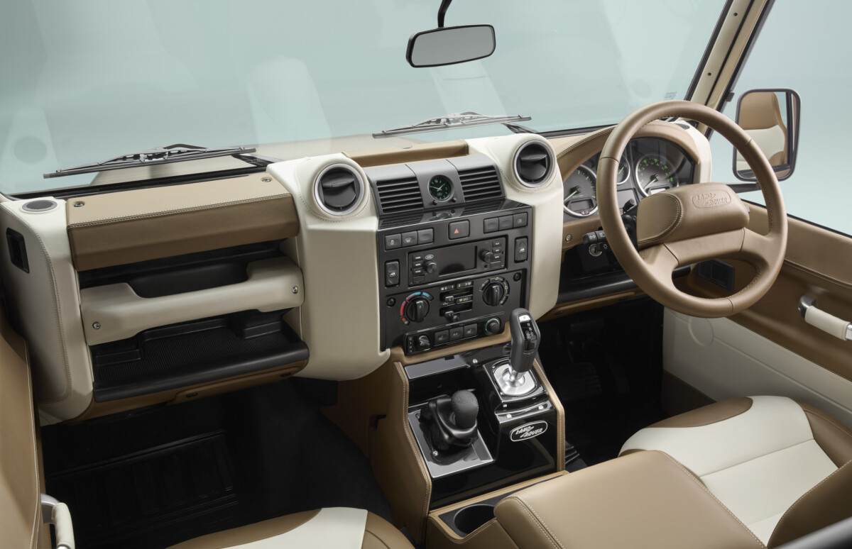Defender V8 Soft Top, un clásico con el corazón renovado 1 Defender V8 Soft Top
