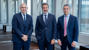 de izquierda a derecha Francisco Uría, Juanjo Cano, presidente de KPMG en España, y Francisco Pérez Bermejo