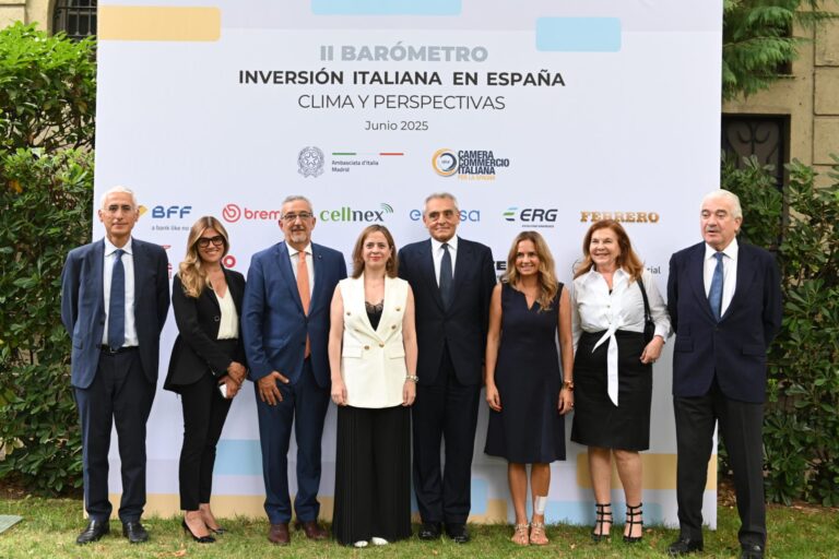 Roberto Mengucci, CEO Executive Advisor de Mundys; Antonella Sottero, CEO de Ferrero Ibérica; Marco Pizzi, presidente de la Cámara de Comercio e Industria Italiana para España; María Amparo López Senovilla, Secretaria de Estado de Comercio de España; Giuseppe Buccino Grimaldi, Embajador de Italia en España; Susana Sumelzo, Secretaria de Estado para Iberoamérica y el Caribe y el Español en el Mundo de España; Nicoletta Negrini, CEO de Negrini y Pepe Bogas, CEO de Endesa.