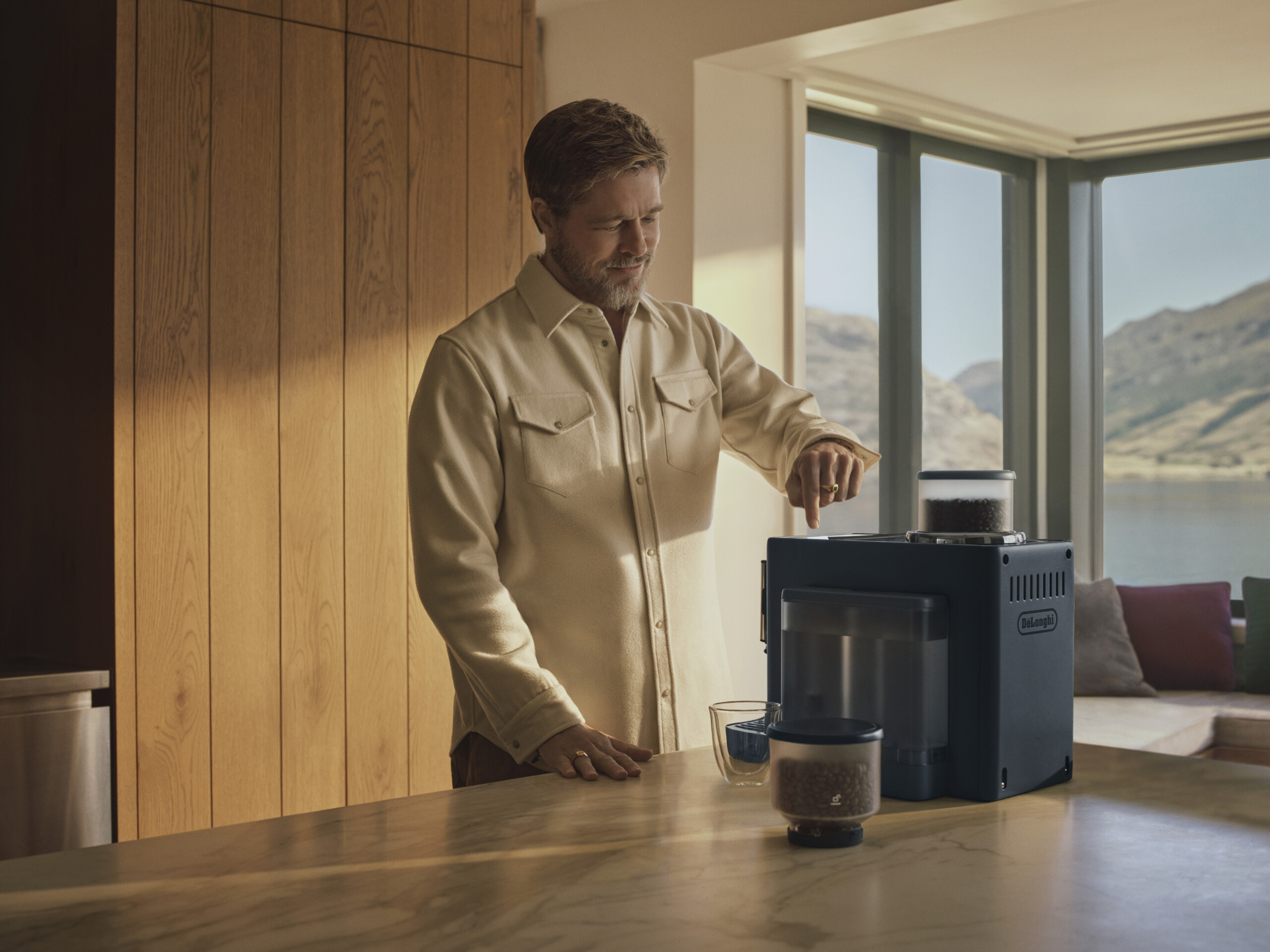 El fabricante italiano De’Longhi vuelve a fichar a Brad Pitt como imagen de su cafetera Perfetto 1 Brad Pitt y De’Longhi