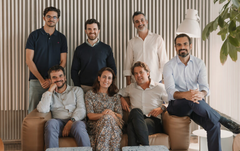 Miguel Quintanilla, Managing Partner de Archipélago Next, junto a su equipo