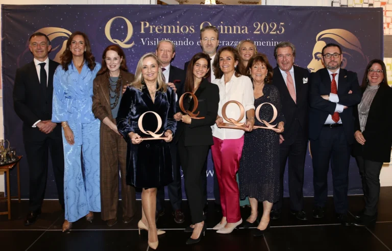 Delante: las premiadas: Cristina Sancho Ferrán, Medora Miranda, Paula Martínez Rodríguez, Ingela Brandberg. Detrás de izquierda a derecha: Eugenio Martínez Bravo (empresa patrocinadora Kreab) África Calleja (vicepresidenta de CCHS y counsel en Ribón Abogados) Gloria Lomana (empresa patrocinadora 50&50 Gender Leadership), José María Galofré (presidente de la Cámara de Comercio Hispano-Sueca y CEO de la empresa patrocinadora Volvo Car España), Per-Arne Hjelmborn (Embajador de Suecia en España), Anna Fransson (directora de CCHH), Julio Alonso (empresa patrocinadora Axflow), Mario Tordesillas (empresa patrocinadora SKF Group), Marta Caballero (empresa patrocinadora Volvo Trucks).
