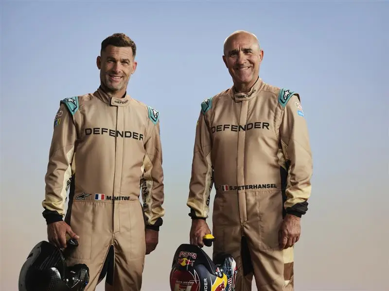 Land Rover desvela sus colores para correr el próximo Dakar 1 Michael (Mika) Metge y Stéphane Peterhansel
