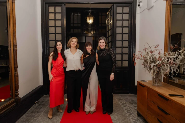 Maribel Álvarez, fundadora y directora de Alfombra Roja; junto a Victoria Mesas; Laura Chichelnitzky; y Susana González