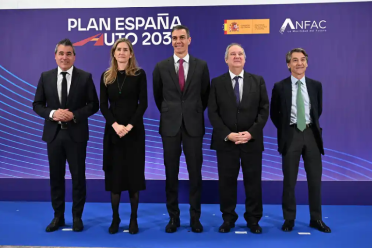 El presidente del Gobierno, Pedro Sánchez; el presidente de ANFAC, Josep María Recasens; la vicepresidenta tercera y ministra para la Transición Ecológica y el Reto Demográfico, Sara Aagesen; el ministro de Industria y Turismo, Jordi Hereu; y el secretario de Estado de Industria, Jordi García Brustenga.