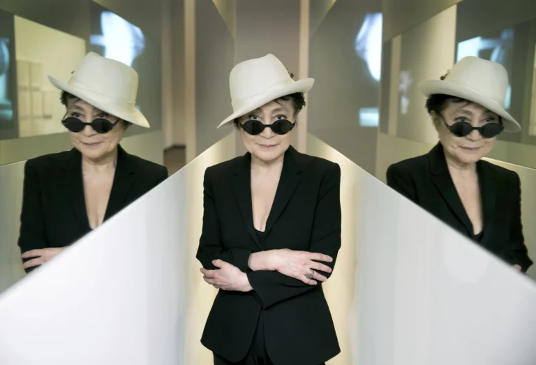 Yoko Ono con su instalación En Trance, 1997, en Yoko Ono: Half-a-Wind Show, Louisiana Museum of Art, 2013. Fotografía de Bjarke Ørsted.