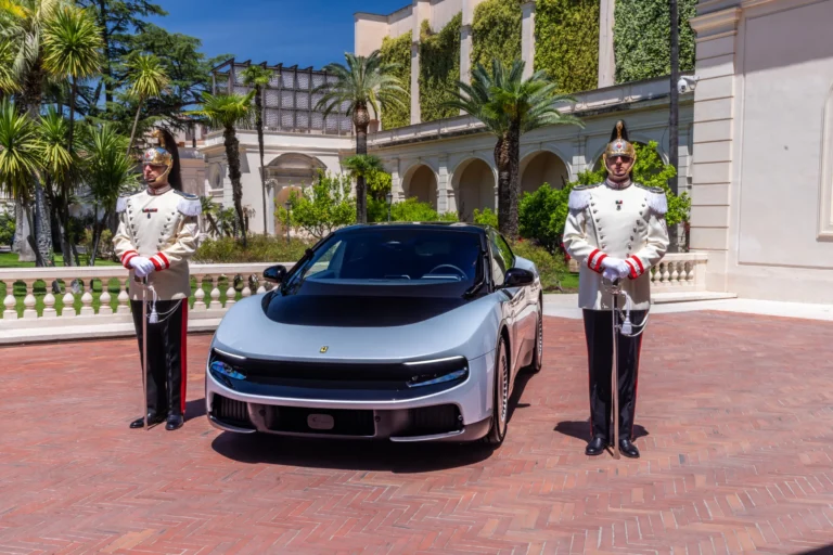Presentación del Ferrari Luce al presidente de Italia, Sergio Mattarella, en el palacio del Quirinale