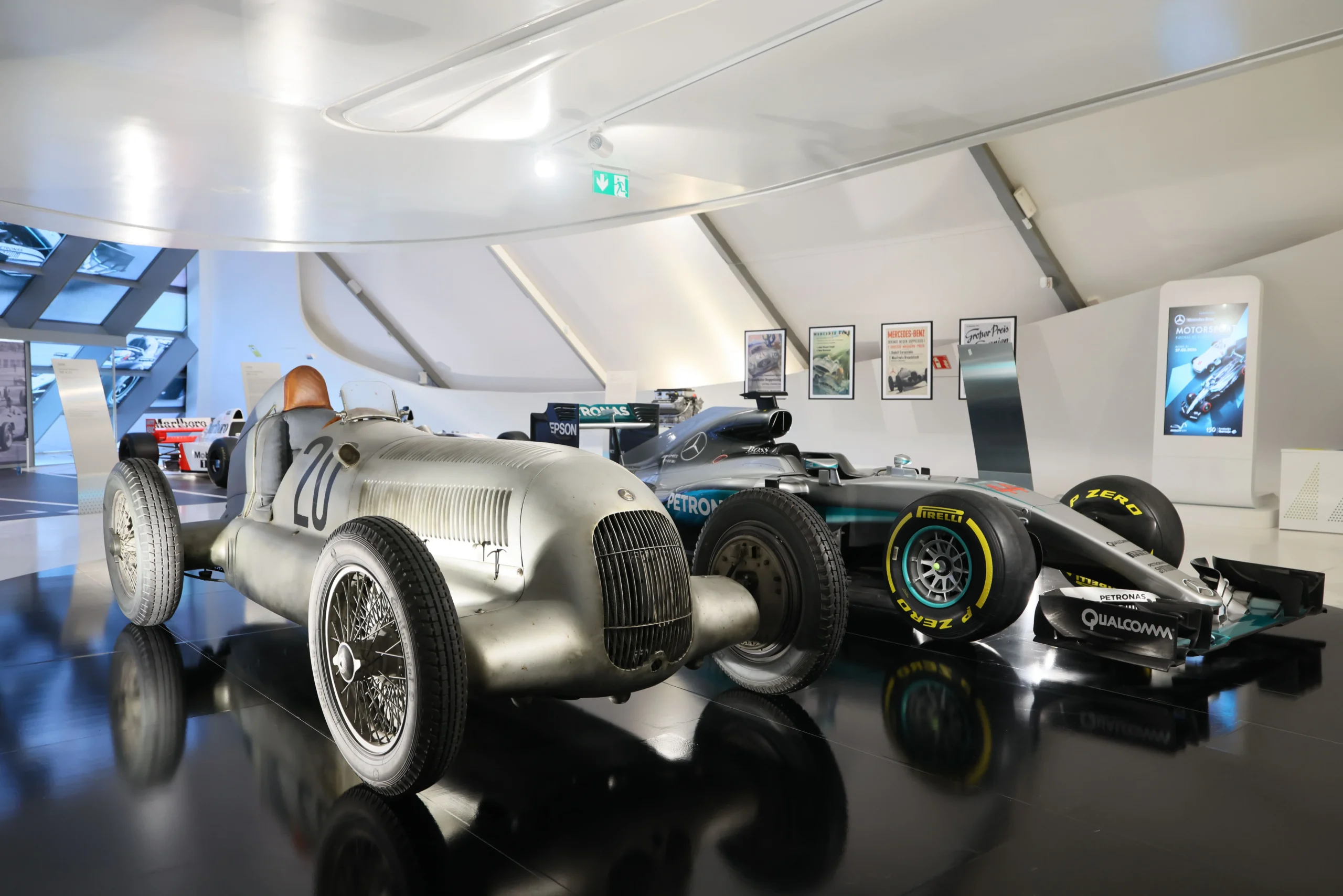 MERCEDES - BENZ W 25 junto a un MERCEDES - AMG MGP W07 HYBRID