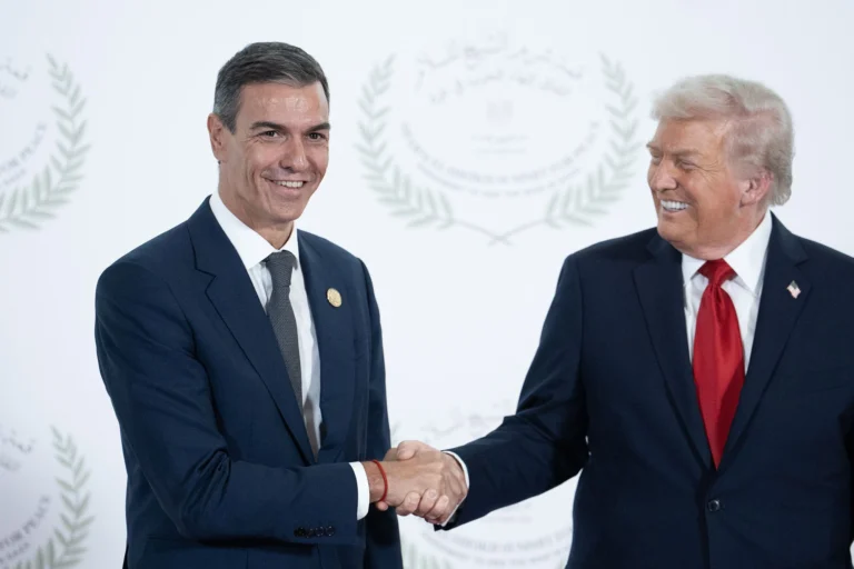 Pedro Sánchez y Donald Trump saludándose