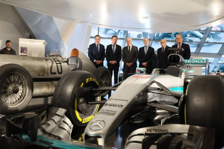 Foto familiar con Benito Tesier, presidente de CEOE Aragón; Reiner Hoeps, presidente de Mercedes-Benz España; José Luis Rodrigo, director general de Fundación Ibercaja; Fernando Beltrán, delegado del Gobierno en Aragón; José Luis Aguirre, presidente de Honor de Ibercaja, y Jaime Armengol, jefe de Mobility City