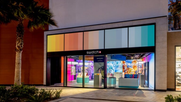 Fachada de la Tienda efímera de Swatch en Ibiza