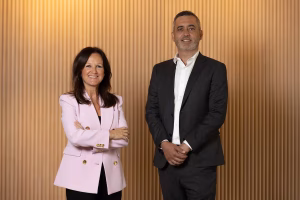 Mercedes Oblanca, presidenta de Accenture en España y Portugal e Isaac Gómez, CEO de Boslan.