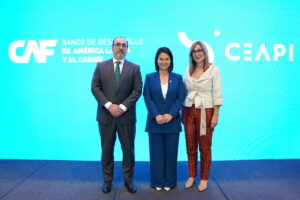 Sergio Díaz-Granados, presidente ejecutivo de CAF; Keiko Fujimori, presidenta electa del Perú, y Núria Vilanova, presidenta de CEAPI