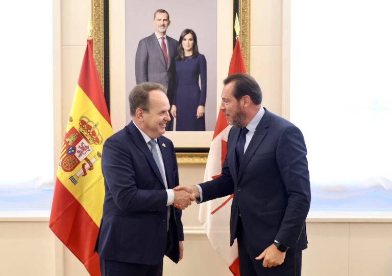 El ministro de Transportes y Movilidad Sostenible, Óscar Puente y el ministro de Transportes de Canadá, Steven MacKinnon