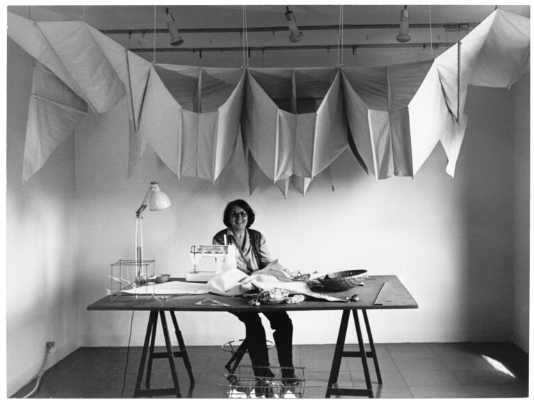 Aurèlia Muñoz trabajando en su estudio, 1982. Fotografía: Josep Ventosa