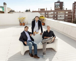 Sentados, de izquierda a derecha, Josemaría Lucas y Juan García. De pie, detrás de ellos, Asís Pardo. Los tres son fundadores de TUIO